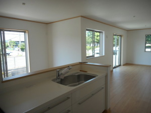 約１９帖の広いリビング！ご家族５人でも十分にくつろげますね♪
目の前が公園で解放感があるところも気に入ったポイントの一つでしたね。
お子様が遊んでいるのをキッチンから見れるってすごいですよね（笑）